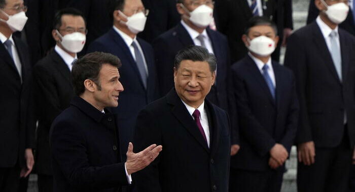 Macron a Xi, conto sulla Cina per portare la Russia alla ragione