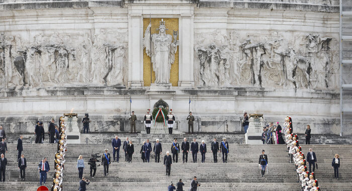 Mattarella all’Altare della Patria per celebrare il 25 aprile