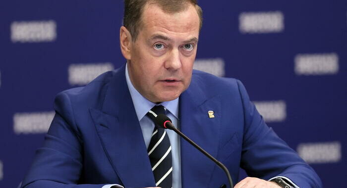 Medvedev, Zelensky punito da Dio per azioni contro il clero