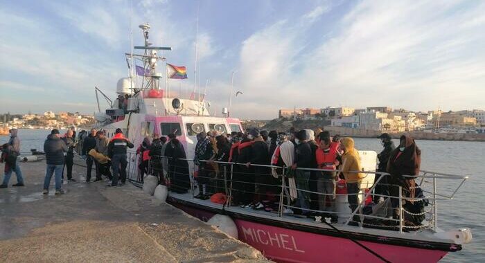 Migranti: 21 sbarchi in poche ore a Lampedusa