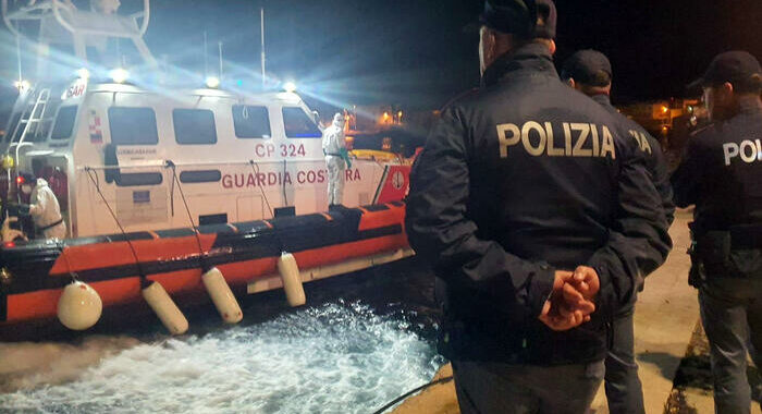 Migranti: altri 36 a Lampedusa, ieri 26 sbarchi con mille