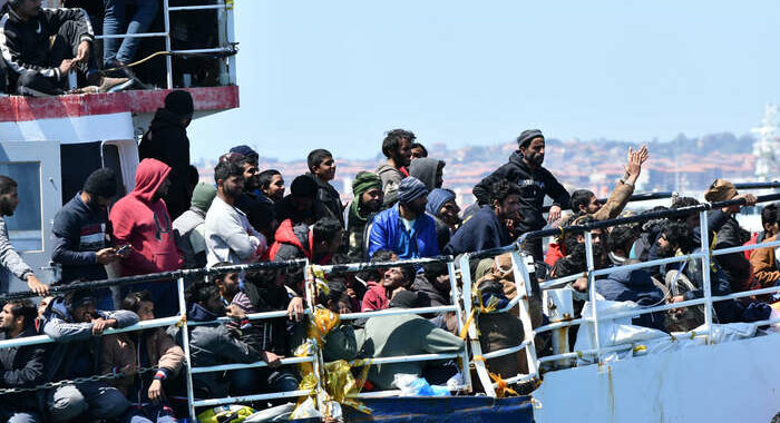 Migranti: Frontex, +300% arrivi nel Mediterraneo centrale