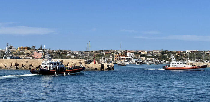 Migranti: sbarchi a Lampedusa, anche un cadavere