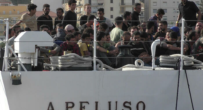 Motopesca con 600 migranti, nave Peluso con 201 a Catania