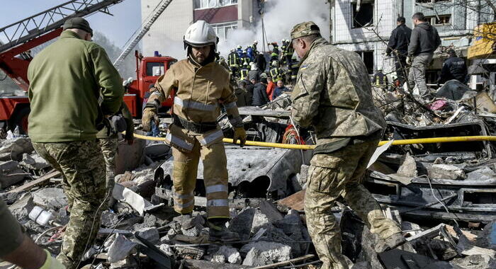 Ondata di attacchi russi su tutta l’Ucraina, 12 morti,