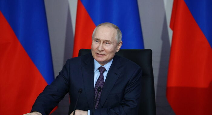 Putin, fare muro contro aggressione economica Occidente