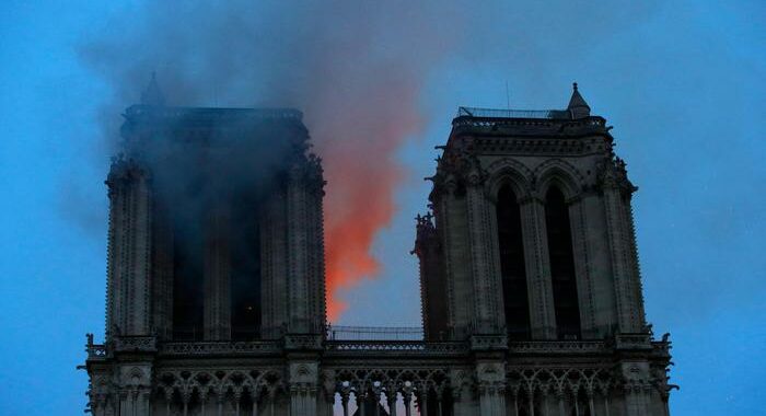 Si indaga su emissioni di piombo nell’incendio di Notre-Dame