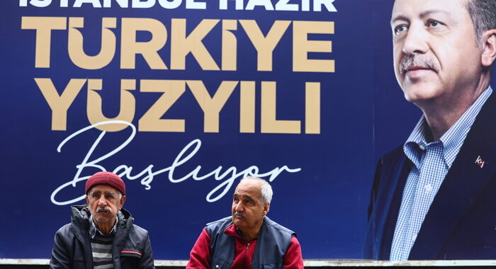 Tv, Erdogan ricompare in pubblico dopo voci su un malore