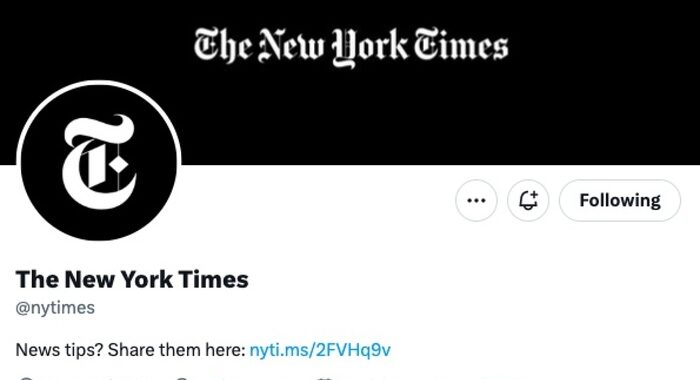 Via la spunta blu, New York Times e altri vip contro Twitter