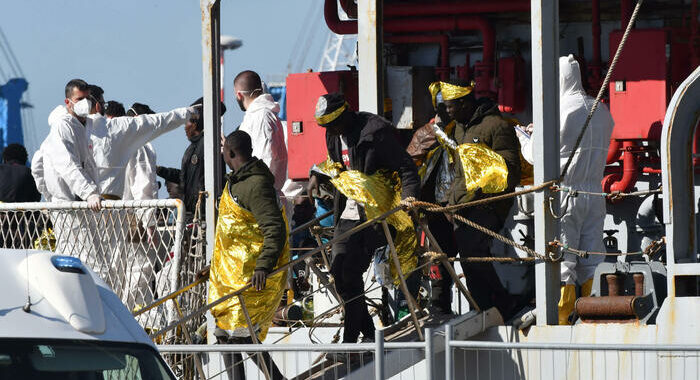 Viminale, accoglienza migranti diffusa, stop grandi centri