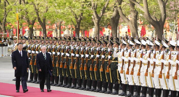 Xi riceve Lula, tappeti rossi in Piazza Tienanmen