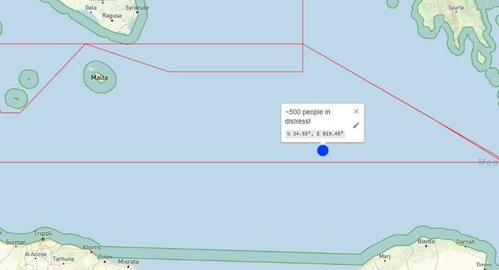 Alarm Phone, barcone con 500 migranti alla deriva