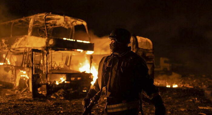 Allarmi aerei nella notte in tutta l’Ucraina, vittime
