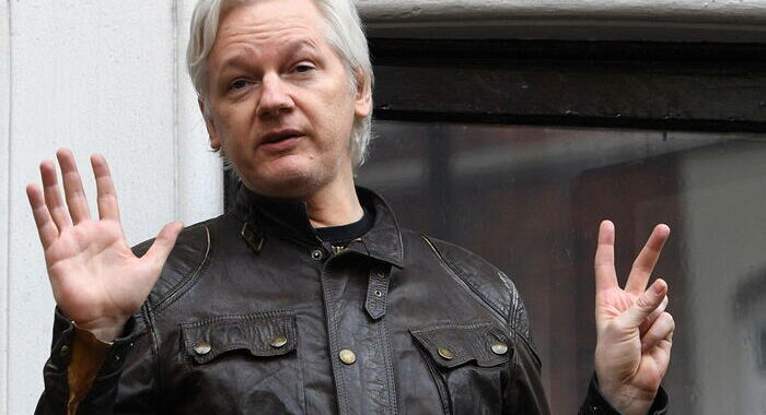 Appello di 25 ex ambasciatori per la liberazione di Assange