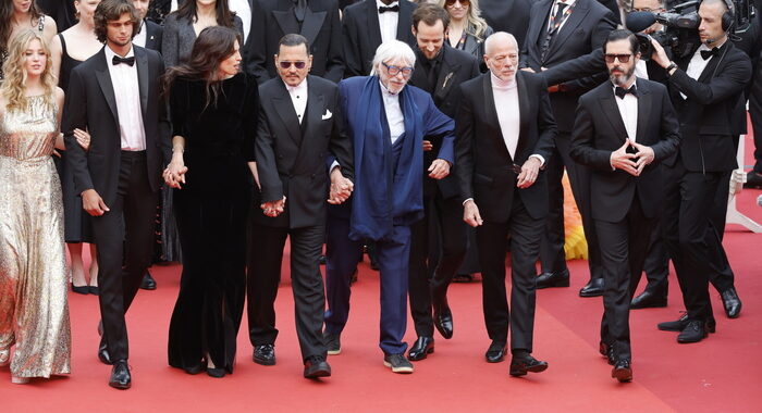 Apre Cannes, bagno di folla per Johnny Depp le roi