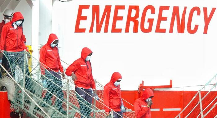 Arrivata Livorno nave di Emergency con 35 migranti a bordo