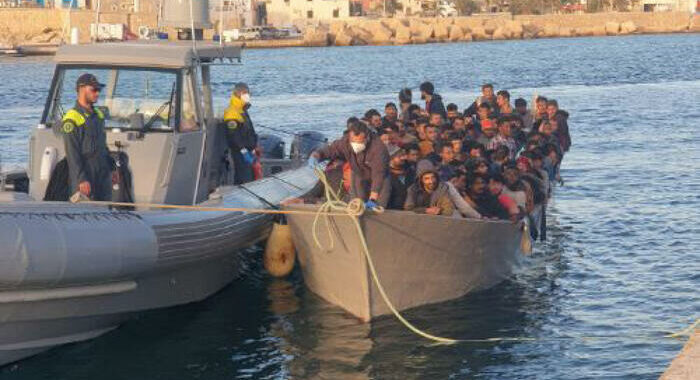 Avviato il piano di evacuazione dell’hotspot di Lampedusa