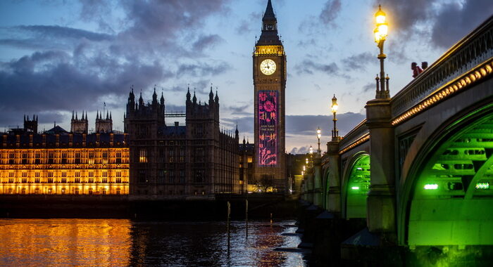 Bank of England alza ancora i tassi, al 4,5%