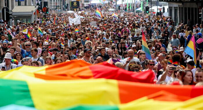 Belgio, oltre 100mila persone in corteo al Pride a Bruxelles