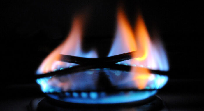 Bolletta del gas, +22,4% ad aprile per taglio del sussidio