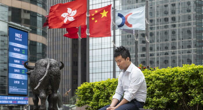 Borsa: Hong Kong negativa, apre a -0,55%