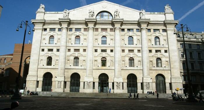 Borsa: Milano apre in lieve calo, Ftse Mib -0,22%