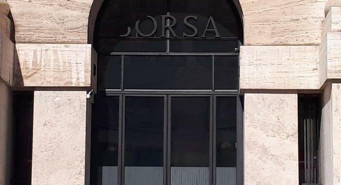 Borsa: Milano apre in rialzo, +0,76%