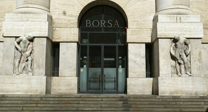 Borsa: Milano chiude in lieve rialzo a +0,14%