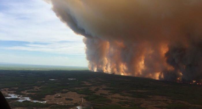 Canada, oltre 16 mila persone evacuate per un incendio