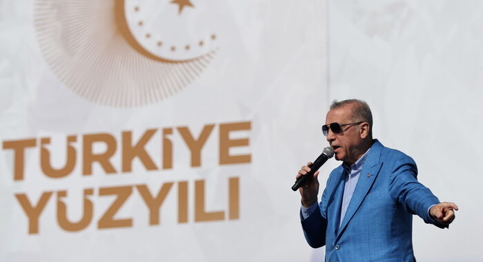 Erdogan alza salario nel pubblico a 5 giorni dal voto