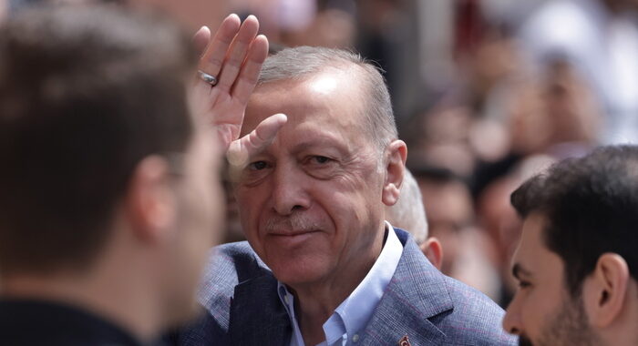 Erdogan in testa con il 58% nei primi dati in Turchia