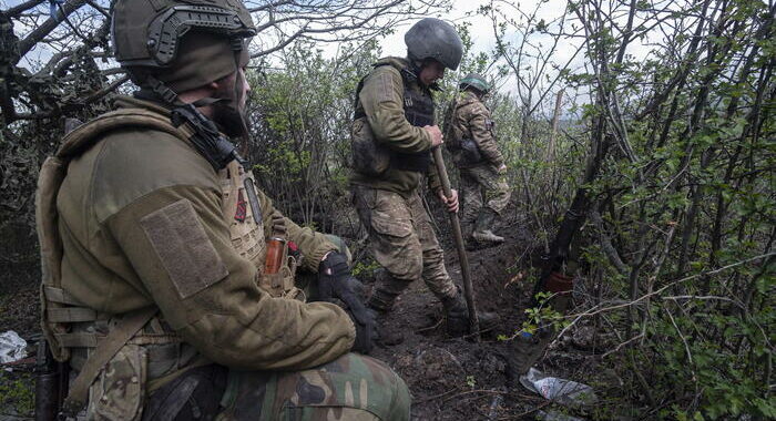 Esercito Kiev, stiamo avanzando a Bakhmut, spingiamo via i russi