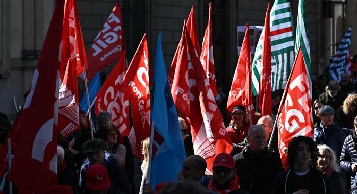 ‘Fondata sul lavoro’, al via la manifestazione di Cgil Cisl Uil