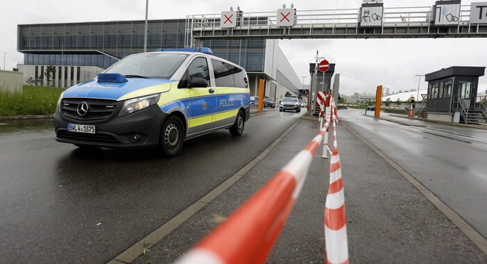 Germania: spari alla Mercedes, sale a due il bilancio dei morti