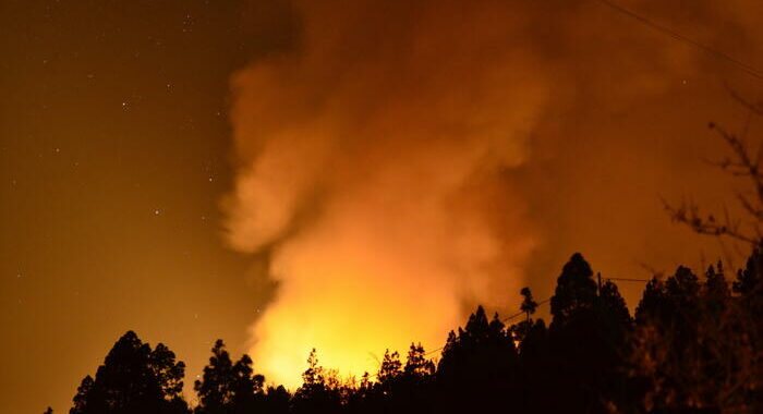 Incendio in un parco nazionale alle Canarie, 9 evacuati