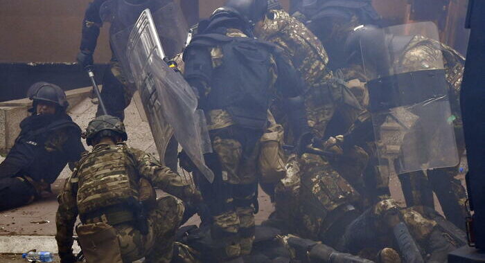 Kosovo: feriti negli scontri 41 militari Kfor, 11 sono italiani