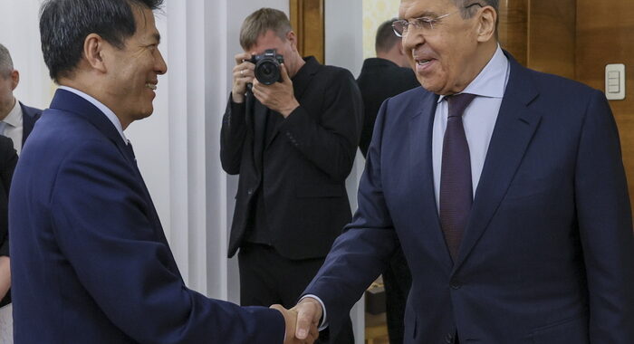 Lavrov a Li, ‘impegnati per una soluzione diplomatica’