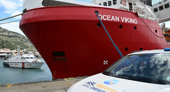 Migranti: in 168 sbarcano a Civitavecchia sulla Ocean Viking