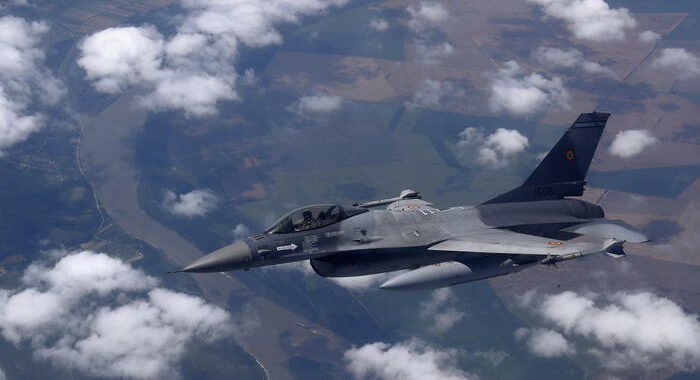 Mosca, ‘l’Occidente corre rischi colossali inviando F-16 a Kiev’