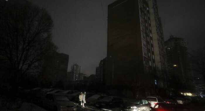 Nuovo attacco nella notte a Kiev, abbattuti tutti i droni