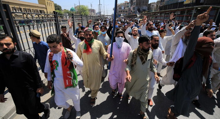 Pakistan: scontri tra sostenitori Khan e polizia, 4 morti