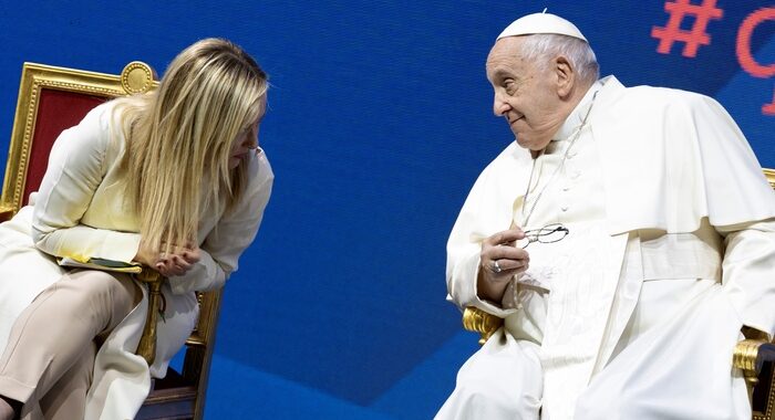 Papa Francesco a Meloni, oggi ci siamo vestiti uguali…