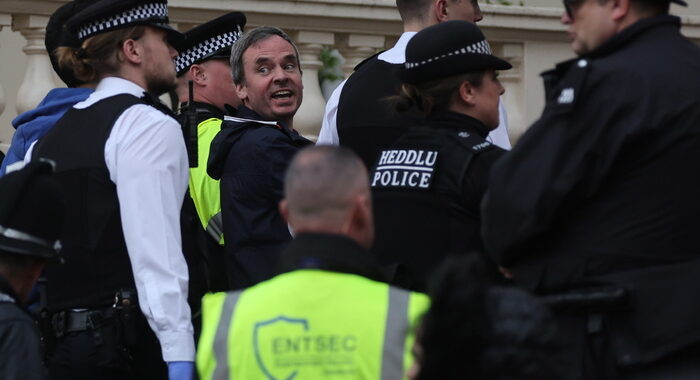 Polizia di Londra arresta decine di attivisti all’incoronazione