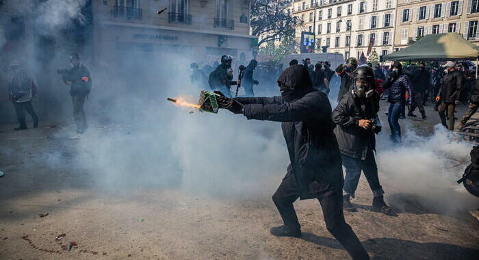 Primo maggio: a Parigi un agente ferito da una molotov