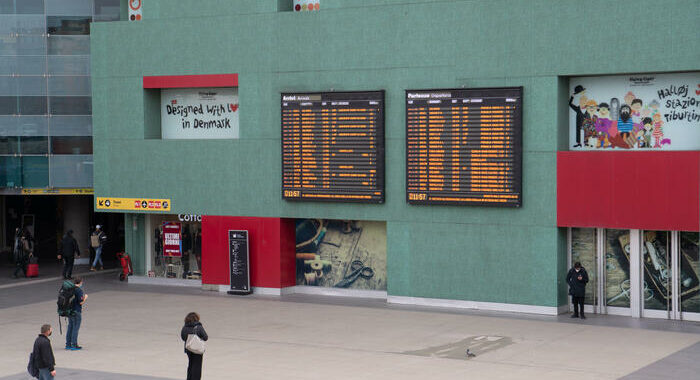 Rallentati i treni a Roma, ritardi fino a 180 minuti