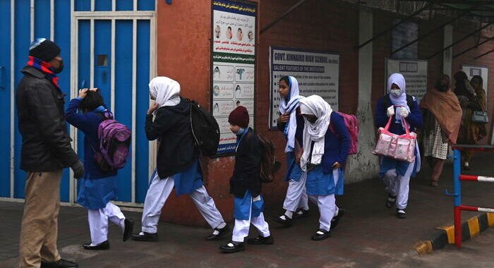 Sparatorie in due scuole in Pakistan, 8 insegnanti morti