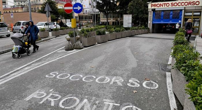 Spari contro un bar, feriti genitori e bimba di 10 anni