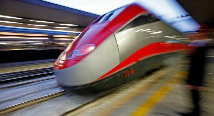 Treno svia da binari a Firenze, Rfi ‘ritardi fino a 90 minuti’