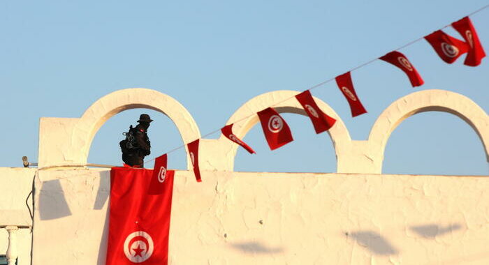 Tunisia: muore agente ferito, salgono a 6 i morti a Djerba