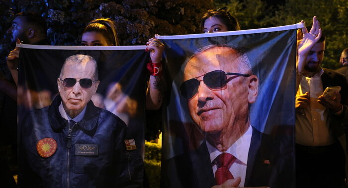 Turchia: Erdogan scende sotto il 50% dei voti